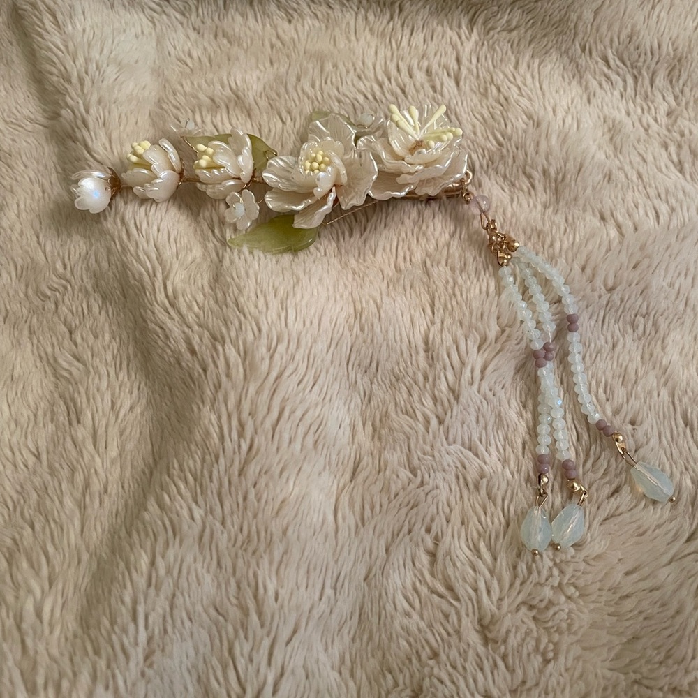 Graceful white flowers hairpin with detachable blue tassel, never worn, royalty